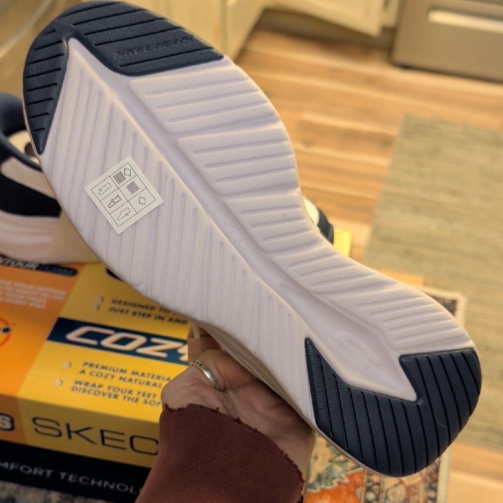 Skechers Women's Quilted White and Navy Athletic Shoes - Picture 4 of 9